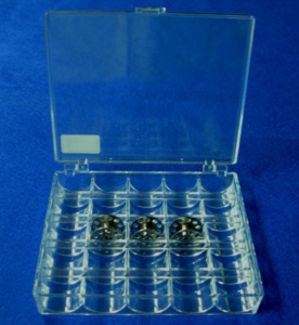 Boîte de rangement pour canettes DK-980 à 25 compartiments |   Organisateur carré léger en plastique transparent à 25 compartiments avec couvercle à charnière - Product Image 1