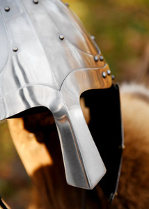 Casco de Caballero Medieval de Alta Calidad, Construcción Metálica con Apariencia de Inspiración Histórica para Exhibiciones, Disfraces y Eventos - Product Image 2