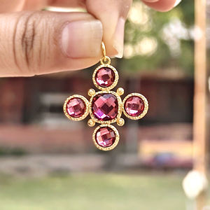 Colgante de Cruz Minimalista Vintage de Latón Chapado en Oro de 18k con Textura de Cuentas y Cuarzo Rubí de Corte Cojín, Joyería Ligera con Piedra - Product Image 4