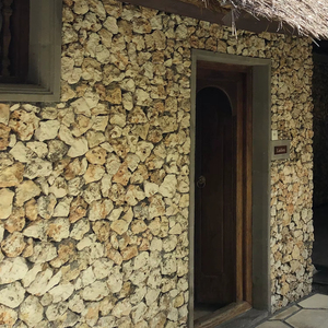 Piedra Caliza Blanca Natural Scoria, Piedra de Bali Bukit, Loseta para Exteriores de Estilo Tropical, Antideslizante, ACCENTS Borders - Product Image 1