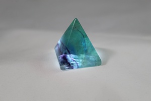 Vente en gros Pyramide de fluorite verte Pierres brutes pour la guérison de l'anxiété et des chakras Vente en gros Lot pyramide polie - Product Image 5