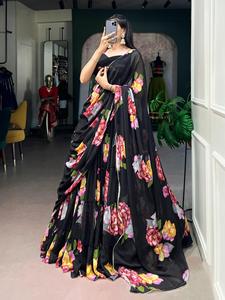 Conjunto de lehenga de tela de gasa con estampado floral de diseñador y detalles de encaje, blusa sin coser y elegante dupatta. - Product Image 4
