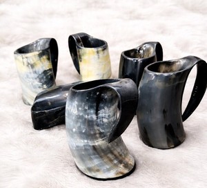 Chopes en corne avec couvercle et intérieur lisse, écologiques, assurant une expérience de dégustation confortable pour les amateurs de bière, de bière artisanale, de cidre et de miad. - Product Image 4