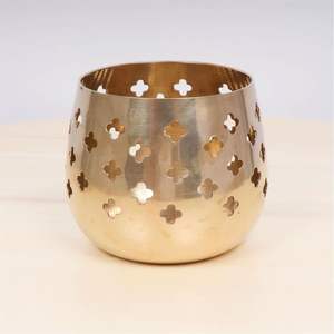 Modernos Portavelas Cilíndricos de Metal Blanco - Juego de 3 Portavelas Votivas con Bandeja a Juego - Diseño Paisley Calado para Ambiente Cálido - Product Image 4