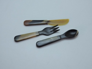 Ensemble d'ustensiles en corne 3 pièces : cuillère, fourchette, couteau – Légers, décoratifs, motif rayé naturel - Product Image 2