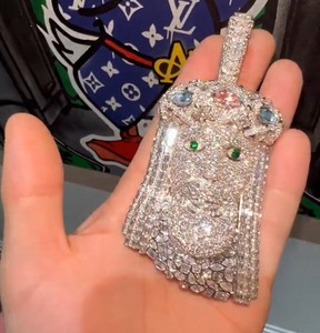 จี้พระเยซูประดับมอสซาไนต์ทรงโคลเวอร์หรูหราสไตล์ฮิปฮอป เงินแท้ 925 ขนาด 2.5 นิ้ว  แบบสั่งทำพิเศษประดับมอสซาไนต์เต็มชิ้นสำหรับผู้ชาย - Product Image 2