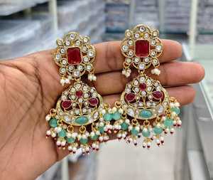 Boucles d'oreilles pendantes Kundan Jhumka et Maang Tikka traditionnelles ethniques de haute qualité en alliage de zinc plaqué or avec zircon et imitation perle taille ovale - Product Image 6