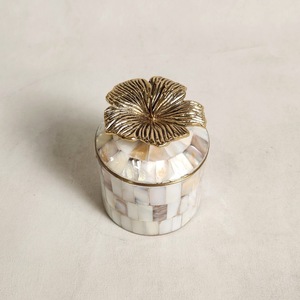 กล่องเก็บของตกแต่งลายดอกไม้สีขาวทองฝาประดับมุก งานฝีมือระดับพรีเมียม สำหรับตกแต่งบ้าน - Product Image 3