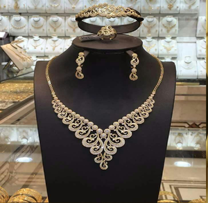 Glamuroso collar de cristal en forma de V con un centro floral llamativo. Detalles finos, disponibles a precios de mayorista. - Product Image 2