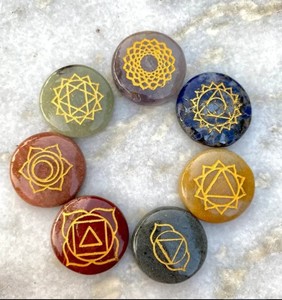 Design coloré 7 chakras, forme ovale polie et lisse, sensation agréable au toucher, idéal pour la méditation et la relaxation, excellent pour l'enseignement. - Product Image 3