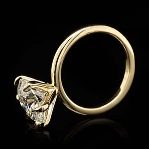 Anillo de Moissanita de 5 Quilates, Plata 925 con Baño de Oro Amarillo, Moissanita Redonda Blanca de Color D VVS, Anillo de Compromiso para Mujer - Product Image 2