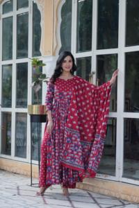 Costume Anarkali prêt-à-porter en coton rouge avec des motifs floraux imprimés - Product Image 1