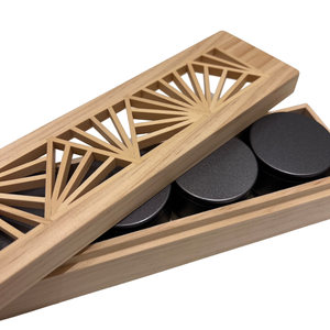Caja de madera con recortes geométricos y contenedores negros para almacenamiento de cosméticos - Product Image 5