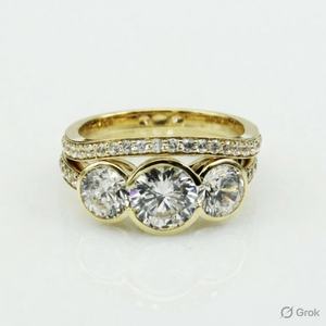 Anillo de compromiso y boda de lujo vintage con tres moissanitas talladas, engaste de garra, plata de ley 925 chapada en oro amarillo - Product Image 1