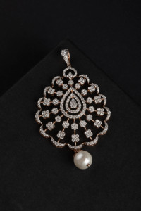Colgante de Perlas y Diamantes Redondos de 3.74 ctw en Oro Rosa de 14K, Joyería Refinada en Capas para Bodas, Eventos Nocturnos y Regalos - Product Image 3