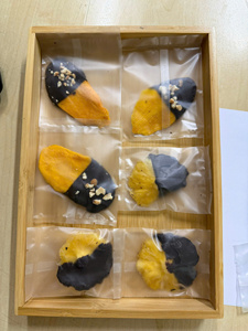 Mangues séchées en tranches enrobées de chocolat avec miettes de noix, en-cas aux fruits, emballage personnalisé OEM ODM, vente en gros - Mme Grace - Product Image 5