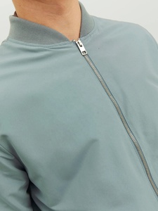 เสื้อแจ็คเก็ตนักบินลำลองแบบสปอร์ตสำหรับผู้ชาย ปี 2026 ขายส่งแบบ OEM คอตั้ง ปักโลโก้ด้านหน้า เหมาะสำหรับฤดูหนาว - Product Image 2