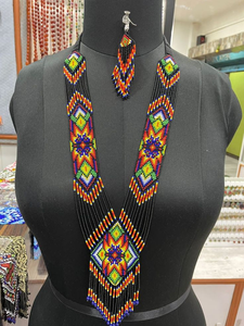 Collier artisanal en perles de rocaille brodé, fait main en Inde, bijoux de créateur haut de gamme pour femme, idéal pour les soirées, par HF Crafts - Product Image 2