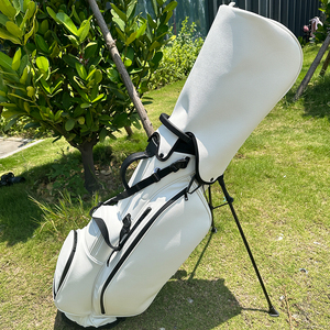 Sac de golf Bigwood Sports noir imperméable en PU avec fermeture éclair, housse de pluie légère et plusieurs poches pour le parcours - Product Image 4