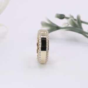 Élégante bague de fiançailles et de mariage en or jaune à double bordure, sertie de diamants de laboratoire taille brillant, avec pavé sur le dessus et bordure éternité. - Product Image 4