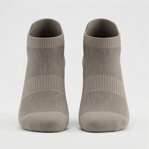 Calcetines de malla para Pilates, calcetines deportivos de yoga con puntos de silicona para interiores, color personalizado, transpirables, para rendimiento atlético, entrenamiento en el gimnasio y fitness - Product Image 1