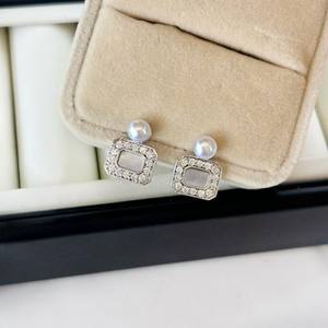 Boucles d'oreilles clous en or 14 carats Zhuji, incrustation de perles d'eau douce et de coquillages, clous carrés en sucre avec perle Mantou, design simple et tendance - Product Image 3