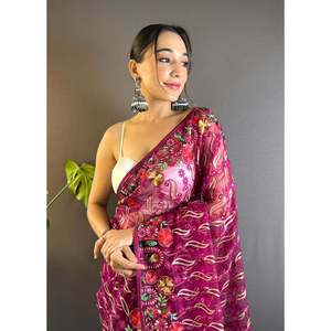 Hermoso Sari de Seda de Diseñador con Bordado para Bodas - Product Image 5