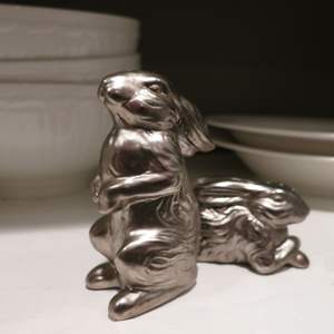 Sculpture de lapin rustique en aluminium moulé, statue décorative en métal pour jardin, patio, pelouse, accent de décoration intérieure - Product Image 3