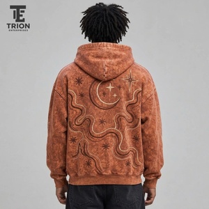 Sudadera con capucha para hombre de estilo moderno con lavado ácido y bordados. Presenta tela suave, bordados elaborados y un acabado lavado. - Product Image 4