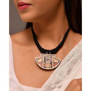 Collar de Plata Pintado a Mano con Diseño de Shrinathji de Meera Jaipur - Product Image 2
