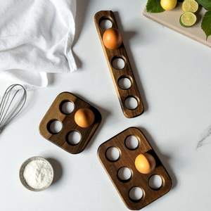Estante para huevos de madera hecho a mano con textura orgánica y diseño práctico para un almacenamiento ordenado de huevos en la encimera de la cocina. - Product Image 5
