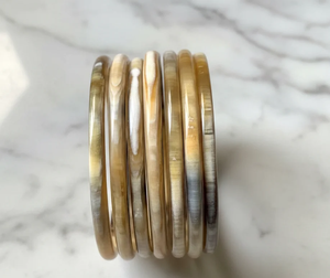 Bracelet manchette ouverte en corne de buffle polie, écologique, artisanat naturel moderne, bijou de collection de forme ronde - Product Image 5