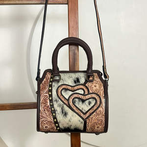 กระเป๋าหนังวัวแท้ลายแกะสลักด้วยมือ รุ่น Speedy Bag ประดับหัวใจ ดีไซน์เนอร์ สำหรับงาน March Expo 2026  แบบสะพายไหล่หรือถือได้ เหมาะสำหรับทุกเพศ - Product Image 4
