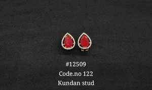 ต่างหูแบบติดหู 12509Kundan ชุบทอง ประดับมรกตทรงหยดน้ำ ดีไซน์ลายดอกไม้ ทำจากทองเหลือง เหมาะสำหรับงานแต่งงาน ของขวัญสำหรับงานปาร์ตี้ - Product Image 4