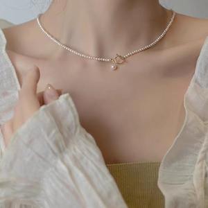 Collar de Perlas de Agua Dulce para Mujer, Nuevo Diseño Moderno con Hebilla OT Chapada en Oro de Plata 925 de Alta Gama, Collar de Perlas Pequeñas - Product Image 1