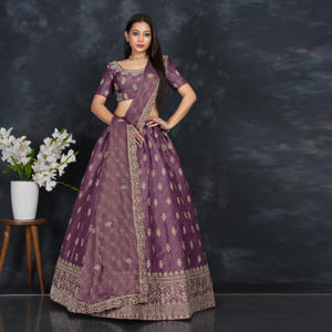 ชุดเลเฮนกาโชลีผ้าไหมพร้อมกระโปรงปักลายด้วยด้ายอย่างประณีต จับคู่กับเสื้อทรงเข้ารูปและผ้าคลุมไหล่เข้าชุด - Product Image 1