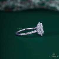 Anillo de Compromiso con Halo de Diamantes Cultivados en Laboratorio con Corte Esmeralda, Oro Blanco de 14K/18K, Tres Piedras Pavé, Certificado IGI, Anillo Fino de Lujo Lumera