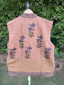 Gilet en coton pour enfants, fait main par un créateur |   Veste sans manches à imprimé floral vintage |   Mode enfantine douce et respirante de style boutique - Product Image 5