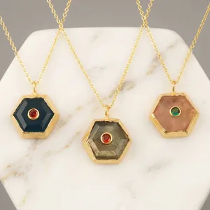 Pendentif en or massif plaqué 18 carats avec pierres précieuses (labradorite, quartz rose, apatite, jade) et accents minimalistes en zircon cubique – Bijoux de mode en gros - Product Image 1