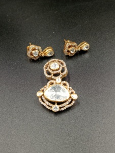 Collier pendentif ethnique plaqué or en alliage Amaira Jewels avec sertissage de pierres trillons, idéal pour un cadeau féminin - Product Image 5