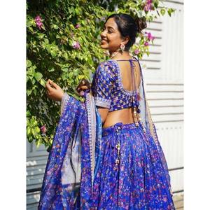 Lehenga Choli en organza imprimé de fleurs bleu royal pour mariage - Product Image 3