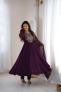 Robe Anarkali Premium en Faux Georgette à Motifs Floraux, avec Broderie Jari sur le Col, Pantalon en Soie Romaine et Dupatta Assortie, Ensemble Cousu PY 315 - Product Image 3
