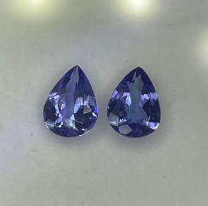 Paire de pêres en tanzanite naturelle. Paire de pêres en tanzanite. 6x8 mm. - Product Image 4