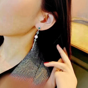 Boucles d'oreilles pendantes en perles naturelles, surface lisse givrée, design simple et tendance, inspiré des perles blanches australiennes, comparables aux créateurs - Product Image 1