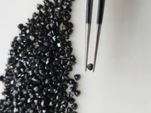 Espinela Negra Natural de 3MM, Corte Corazón, Gema Suelta de la Mejor Calidad para Joyería, Gemas de Montaña Roja - Product Image 2