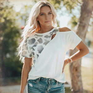 Oferta en camisetas de mujer Temu con estampado de vaca, hombros descubiertos, cuello redondo y manga corta. - Product Image 1