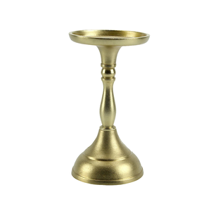 Candelabro de la mejor calidad para decoración del hogar, portavelas con acabado dorado, de aluminio fundido, hecho a mano y personalizado. - Product Image 2