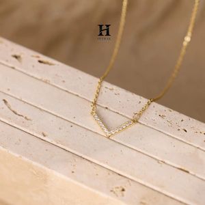 Bijoux en diamant de mode en gros, collier pendentif moderne en forme de V - Product Image 3
