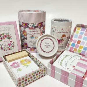 กล่องกระดาษกันน้ำแบบปรับแต่งได้ OEM พร้อมการเคลือบด้านเคลือบยูวีลายนูนสำหรับบรรจุภัณฑ์ของขวัญที่มีซับฟองน้ำ - Product Image 1