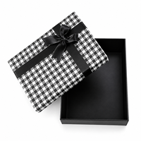 Boîtes cadeaux élégantes à carreaux avec rubans, emballage en carton premium pour les fêtes, les occasions spéciales et les événements.